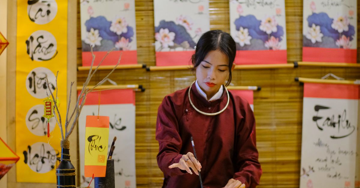 Bài mẫu TOEIC Writing Sentence Picture (W1–5) — viết câu từ tranh